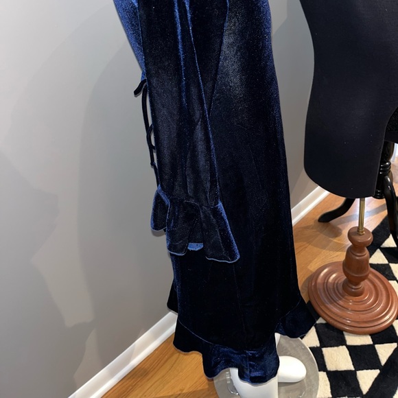 Gorgeous navy velour dress made by hype. Tie in back.  Girls size 10. - Picture 4 of 9